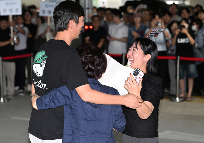 LG에너지솔루션이 한국과 미국의 비자 관련 합의에 따라 미국 내 공장 정상화를 위해 노력하겠다고 밝혔다. 사진은 미국 조지아주 현대차그룹-LG에너지솔루션 배터리 합작 공장 건설 현장에서 구금됐다가 석방된 한국인 노동자들이 지난 9월12일 오후 인천국제공항을 통해 귀국해 가족들과 인사를 나누고 있는 모습. /사진=뉴시스