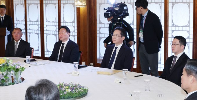 (왼쪽부터)정의선 현대차그룹 회장, 대한상공회의소 회장인 최태원 SK회장, 이재용 삼성전자 회장, 구광모 LG회장. / 사진=대통령실통신사진기자단 