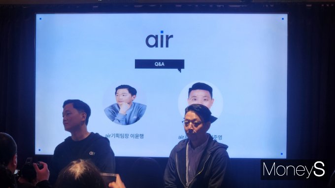 이윤행 SK텔레콤 에어 기획팀장(왼쪽)과 정준영 SK텔레콤 에어 서비스팀장이 1이 T팩토리 성수 기자간담회에서 발언하고 있다. /사진=양진원 기자