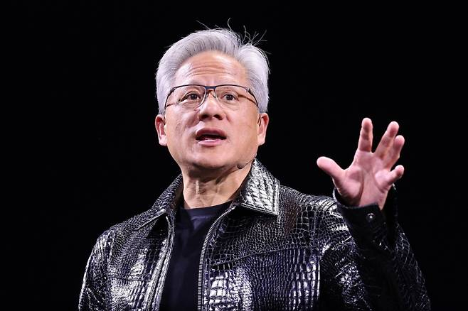 젠슨 황 엔비디아 최고경영자(CEO)가 세계 최대 IT(정보기술)·가전 전시회 'CES 2025' 개막을 하루 앞둔 6일(현지시간) 미국 네바다주 라스베이거스 만달레이베이 컨벤션센터에서 기조연설을 하고 있다. / 사진=뉴스1 신웅수 기자 