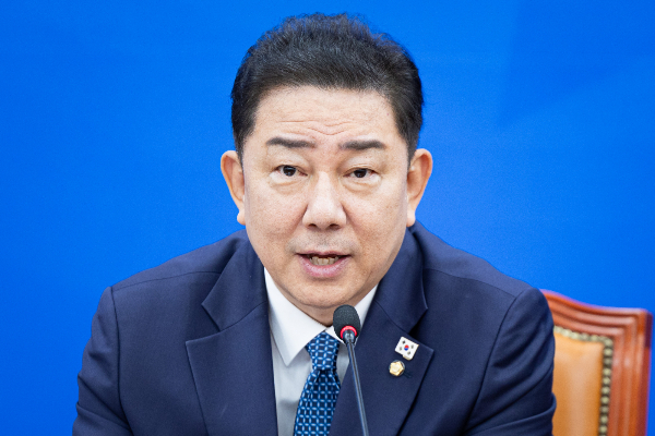 더불어민주당이 국민의힘의 중국인 단체 관광객 무비자 입국 비판을 두고 '국익을 해친다'고 평가했다. 사진은 김병기 더불어민주당 원내대표가 지난달 30일 서울 여의도 국회에서 열린 원내대책회의에서 모두 발언을 하는 모습. /사진=뉴스1
