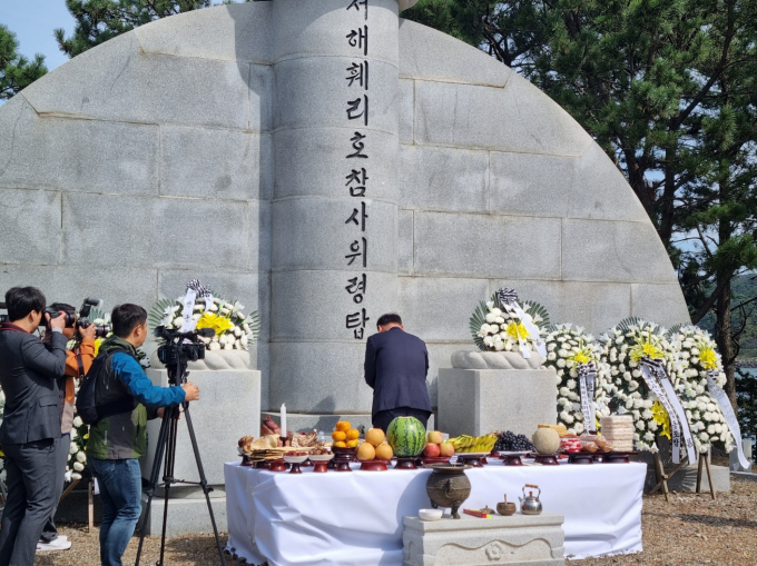1993년 10월10일 전북 부안군 위도에서 격포를 향해 가던 서해훼리호가 침몰했다. 사진은 2023년 10월10일 전북 부안군 위도 서해훼리호 참사위령탑에서 '제30주기 서해훼리호 참사 추모 위령제'가 개최한 모습. /사진=뉴스1(전북도 제공) 
