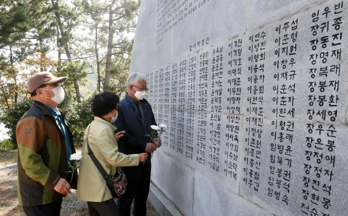 승무원 포함 정원 총 221명이었던 서해훼리호는 사고 당시 승객 362명과 화물 16톤을 적재한 상태였다. 사진은 2020년 10월10일 서해훼리호 참사 27주기 추모제에서 마을 주민들이 희생자들에게 헌화한 모습. /사진=뉴스1 