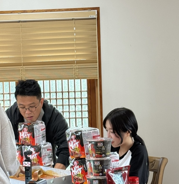 영양군을 찾은 인플루언서 쯔양(오른쪽)이 영양 지역 특산물을 살펴보고 있다./사진제공=경북 영양군