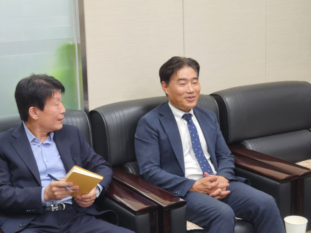 김운남 고양특례시의회 의장(오른쪽)이 1일 고양상공회의소를 방문해 이상헌 회장을 비롯한 상공회의소 관계자와 간담회를 갖고 있다. /사진제공=고양특레시의회