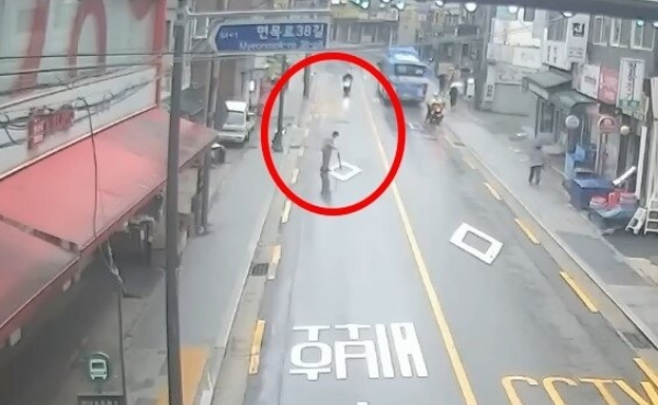 거동이 불편한 노인이 무단횡단하다 오토바이에 치여 사망하는 사고가 발생한 가운데 오토바이 운전자가 억울함을 호소했다. 사진은 노인이 무단횡단 하는 모습. /사진=유튜브 채널 '한문철 TV' 캡처