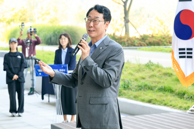 정명근 화성특례시장이 1일 동탄호수공원 주차타워 준공식에서 인사말을 하고 있다. /사진제공=화성특례시