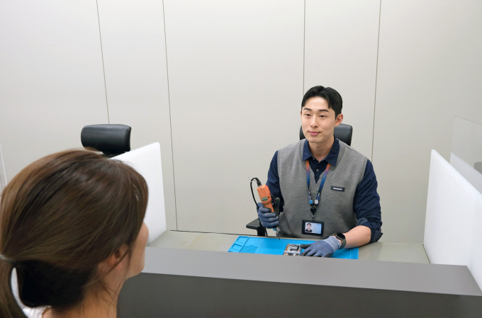 삼성전자서비스 엔지니어가 스마트폰 점검 서비스를 제공하는 모습. / 사진=삼성전자서비스