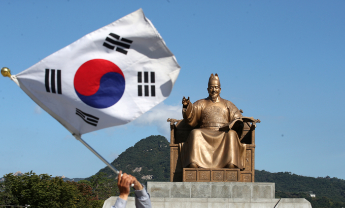 제579돌 한글날이 돌아왔다. 사진은 지난해 10월9일 서울 종로구 광화문광장 세종대왕 동상 앞에서 한 시민이 태극기를 흔들고 있는 모습. /사진=뉴스1
