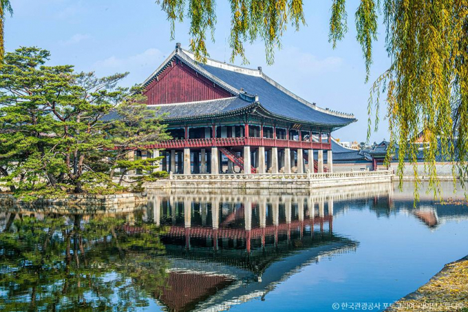  경복궁 내부 경회루의 고즈넉한 풍경을 즐길 수 있다. /사진=한국관광공사