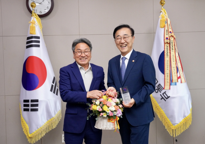 강기정 광주시장(왼쪽)이 1일 정부세종청사에서 김윤덕 국토교통부 장관을 만나 'KTX 호남선 공정운행' 등 광주시 주요 현안을 논의한 뒤 기념촬영을 하고 있다./사진=광주시