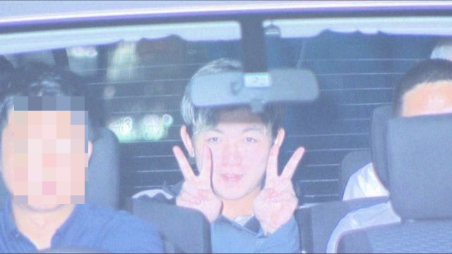 연인의 10대 딸을 협박한 후 성추행 한 20대 일본 남성이 죄의식 없는 모습을 보여 논란이 일고 있다. 사진은 20대 일본 남성 쿠보 료키가 이송 중인 모습. /사진=요미우리TV 영상 캡처