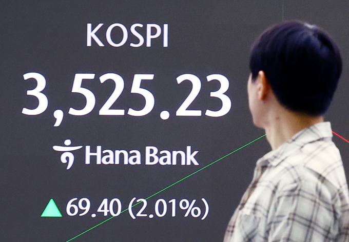 2일 코스피가 사상 최초로 3500선을 돌파한 가운데 삼성전자와 SK하이닉스도 장 초반 급등세를 보이고 있다. 사진은 2일 하나은행 딜링룸/사진=뉴시스