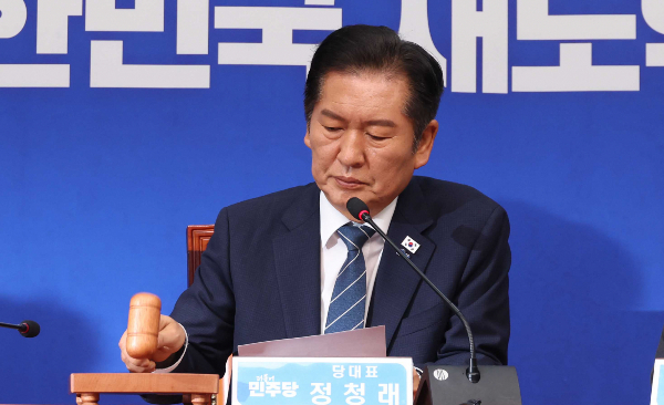 특검 파견 검사들이 검찰청 폐지와 관련해 원대 복귀를 요청한 가운데 정청래 더불어민주당 대표가 비판을 내놨다. 사진은 정청래 더불어민주당 대표가 2일 오전 서울 여의도 국회에서 열린 최고위원회의에서 의사봉을 두드리는 모습. /사진=뉴시스