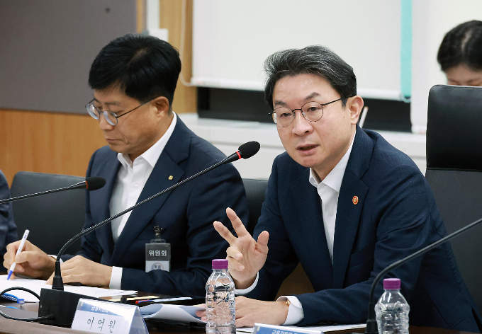이억원 금융위원장이 2일 오전 서울 종로구 정부서울청사에서 개최한 금융 유관기관 기관장 간담회에서 최근 일련의 보안·전산 사고 관련 유사 사례방지를 위해 유관기관 스스로 금융 인프라를 제로베이스 관점에서 신속·철저히 점검할 것을 당부했다./사진=금융위