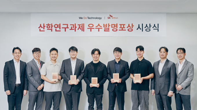 지난 1일 SK하이닉스가  경기도 이천 본사에서 제13회 산학연구과제 우수발명 포상식을 열었다. 왼쪽부터 SK하이닉스 채희석 부사장(법무/특허 담당), 차선용 미래기술연구원장(CTO), 포항공과대학교 김원화 교수, 고려대학교 김영진 교수, 연세대학교 이태윤 교수, 포항공과대학교 최동구 교수, 고려대학교 조한샘 연구원(고려대학교 김성범 교수 대리 수상), SK하이닉스 김재범 부사장(R&D전략 담당), 김연수 부사장(특허 담당)./사진=SK하이닉스