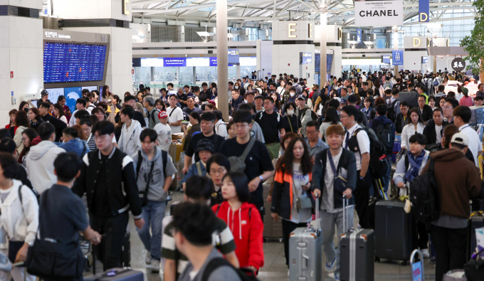 추석 연휴를 하루 앞둔 2일 오전 인천국제공항 제1여객터미널이 여행객들로 북적이고 있다.  인천국제공항공사는 올해 추석연휴 기간(10월2~12일)에 일평균 22만3000명의 여객이 인천공항을 이용할 것으로 전망한다고 밝혔다. 사진=뉴스1