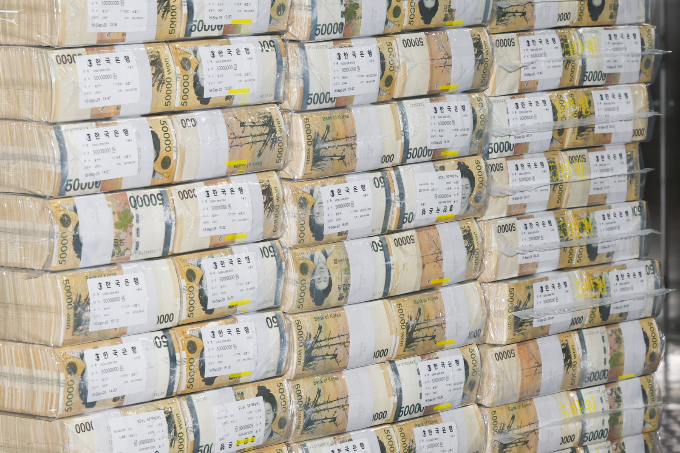 한국은행이 지난해보다 늘어난 추석 연휴를 앞두고 4조4000억원 상당의 화폐를 금융기관에 공급했다. 사진은 지난달 30일 서울 중구 한국은행 화폐수납장에서 관계자들이 추석 화폐를 공급하는 모습. /사진=뉴스1