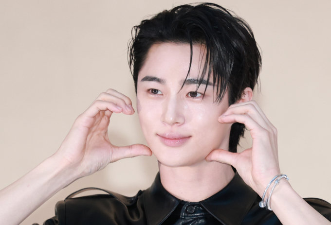 지난해 인천국제공항에서 배우 변우석을 경호하던 사설 경호원이 일반 승객을 향해 강한 플래시를 비추는 등 과잉 대응 논란을 일으킨 사건과 관련해, 해당 경호원과 소속 업체가 벌금형을 선고받았다. 사진은 지난달 3일 서울 성동구 하우스 노웨어 서울에서 열린 프리 오픈 행사에 참석해 참석한 배우 변우석. /사진=뉴스1