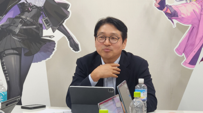 백영훈 스마일게이트홀딩스 메가포트 부문 대표일자 일본 법인장이 지난달 도쿄게임쇼 2025에서 언론 인터뷰를 진행하고 있다. /사진=양진원 기자