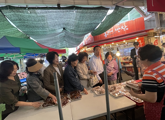 주호영 국회 부의장이 2일 수성구 신매시장에서 전통시장 행사를 하고 있다./사진제공=주호영 국민의힘 국회의원실