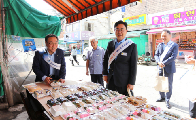 시석중 경기신보 이사장(왼쪽 첫번째)과 이용욱 경기도의회 경제노동위원회 의원이 2일 전통시장인 문산자유시장을 찾아 장보기행사를 진행하고 상인들을 격려했다. /사진제공=경기신보 