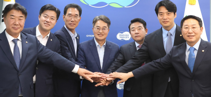 김동연 경기도지사(가운데)가 2일 고양, 파주, 김포 등 3개 시 지역구 국회의원들이 일산대교 통행료 무료화에 합의하고 있다. /사진=경기도