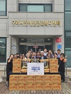 백경현 경기 구리시장이 지난 1일 민족 최대 명절 추석을 앞두고 지역 내 사회복지시설을 방문해 위문품을 전달하고 있다. /사진제공=구리시