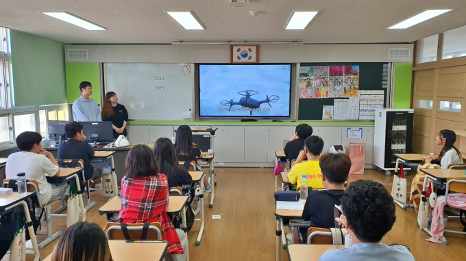 울산 덕신초 주니어 공학교실 특별수업에서 일일교사로 참여해 학생들에게 과학 원리를 가르치고 있는 고려아연 직원들./사진=고려아연