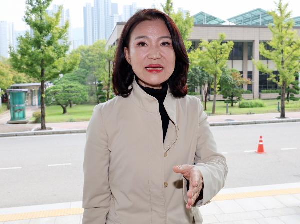 경찰이 이진숙 전 방송통신위원장을 자택에서 체포했다. 사진은 이진숙 전 방송통신위원장이 지난달 30일 오후 경기 과천시 방송통신위원회 청사로 출근하는 모습. /사진=뉴시스
