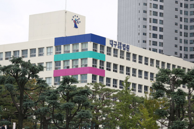 이재명 대통령 대선 후보 시절 현수막에 불을 붙인 20대가 벌금형을 선고받았다. 사진은 대구 수성구 범어동 대구지방법원 전경사진./사진=뉴시스