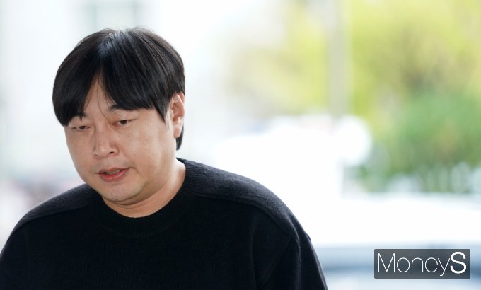 불법 도박 혐의로 수사를 받고있는 개그맨 이진호가 만취 음주운전 혐의를 받고 채혈을 측정한 결과 면허 취소 수치인 혈중알코올농도 0.12%가 나온 것으로 확인됐다. 사진은 지난해 10월 서울 강남구 대치동 강남경찰서에 피의자 신분으로 출석한 방송인 이진호(38). /사진=임한별 기자