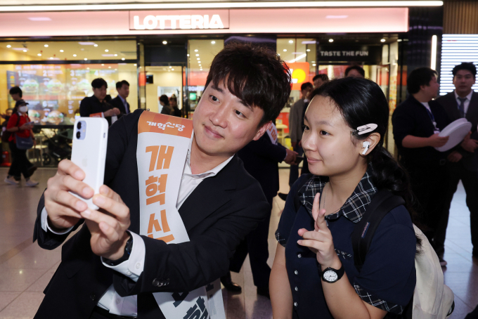 이준석 개혁신당 대표가 강성 보수층을 배제하고 2030 중심 담론 생산 세력으로 보수 진영을 재편해야 한다는 목소리를 냈다. 사진은 서울 용산구 서울역에서 한 시민과 셀카를 찍는 이 대표. /사진=뉴시스