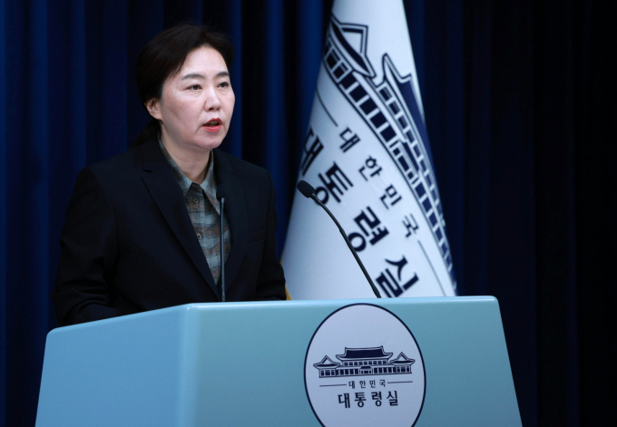 주진우 국민의힘 의원이 이재명 대통령 부부가 출연한 JTBC 예능 프로그램 '냉장고를 부탁해'의 방영을 취소해야 한다고 주장했다. 사진은 지난 2일 서울 용산 대통령실 청사에서 수석 보좌관 회의 결과 및 장차관급 인선 관련 브리핑에 나선 강유정 대변인. /사진=뉴시