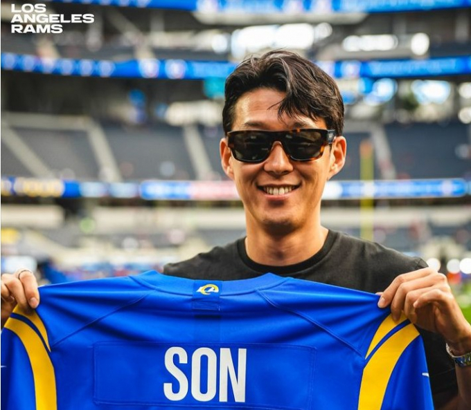 축구 선수 손흥민이 미국프로풋볼(NFL) 경기장을 찾았다. 사진은 미국프로풋볼 NFL 램스 구장을 방문한 손흥민./사진=램스 구단 SNS 캡처