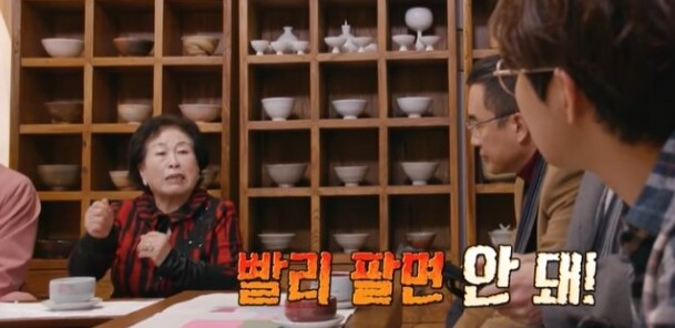 배우 전원주 투자 포트폴리오가 관심을 끌면서 장기 투자 재테크가 거듭 주목받는다. 사진은 장기 투자 원칙을 설명하는 전원주. /사진=유튜브 캡처