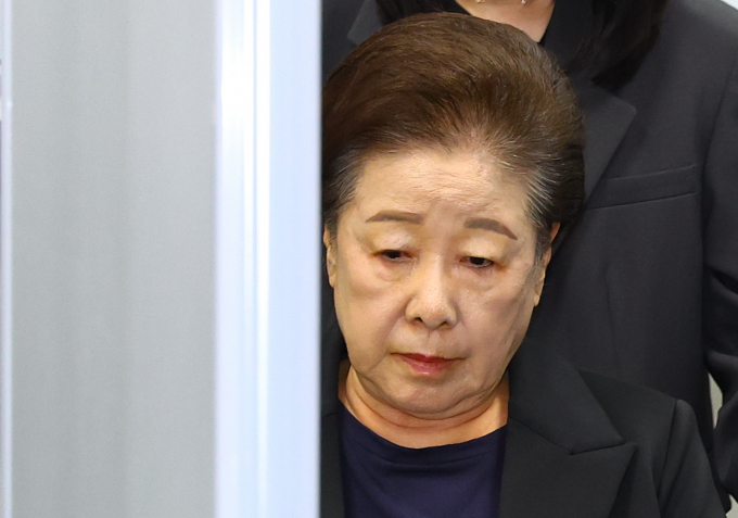 김건희 여사 관련 의혹을 수사하는 민중기 특별검사팀이 4일 한학자 통일교 총재를 구속 이후 세 번째로 불러 조사한다. 사진은 지난달 22일 서울 서초구 서울중앙지방법원에서 열린 영장실질심사(구속 전 피의자 심문)을 마친 뒤 법정을 나선 청탁금지법과 정치자금법 위반 등 혐의를 받는 한학자 통일교 총재. /사진=뉴시스