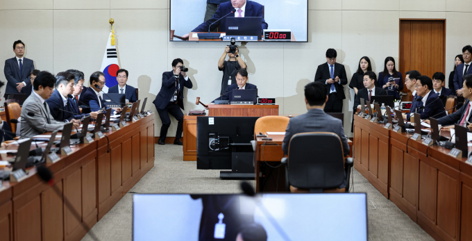  이재명 정부 출범 이후 첫 국정감사가 오는 13일부터 약 2주 동안 열린다. 사진은 지난 9월25일 서울 여의도 국회에서 열린 제429회국회(정기회) 정무위원회 제3차 전체회의에서 윤한홍 위원장이 국정감사 증인 채택 의결을 마친 후 의사봉을 두드리고 있는 모습. /사진=뉴스1