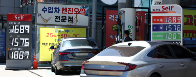지난달 21일 서울 시내의 한 주유소에서 휘발유·경유가 판매되고 있다. /사진=뉴시스