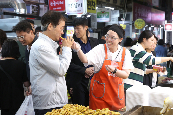 이동환 시장이 지난 3일 원당, 능곡, 일산 시장을 차례로 방문해 물가를 점검하고 경기 침체로 어려움을 겪는 상인들의 목소리를 직접 들었다. 이 시장이 전을 시식하고 있다. /사진제공=고양특례시