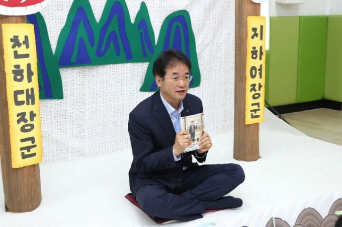 이동환 고양특례시장이 지난 1일 시청 어린이집을 방문해 원아들과 대화를 나누고 있다. /사진제공=고양특례시 