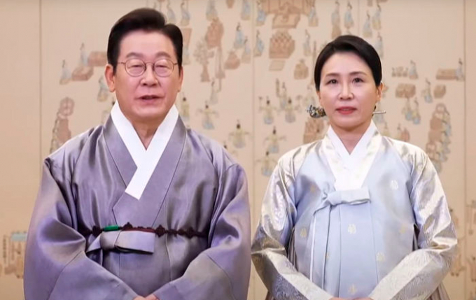 이재명 대통령과 김혜경 여사가 4일 영상 메시지를 통해 추석 명절 인사를 전하고 있다. /사진=뉴시스(KTV 캡처)