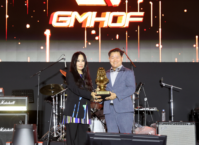 박승원 광명시장(사진 오른쪽)이 지난 4일 열린 '2025 페스티벌 광명' 무대에서 가수 한영애에게 광명음악명예의전당 헌액 시상 후 기념사진을 촬영하고 있다. /사진제공=광명시