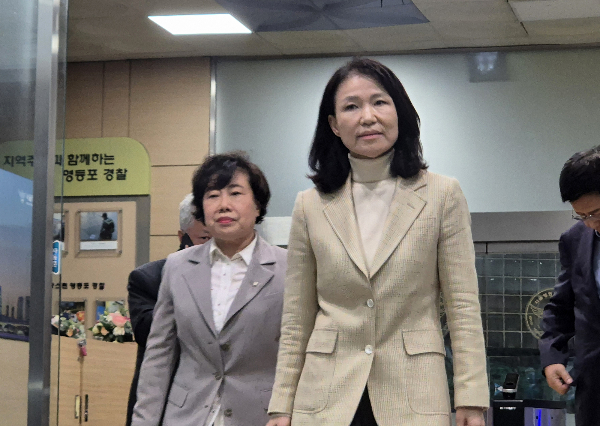 법원이 이진숙 전 방송통신위원장의 체포적부심 청구를 인용한 가운데 이 전 위원장이 석방 소회를 밝혔다. 사진은 이진숙 전 방송통신위원장이 지난 4일 오후 서울 영등포경찰서에서 석방돼 귀가하는 모습. /사진=뉴스1