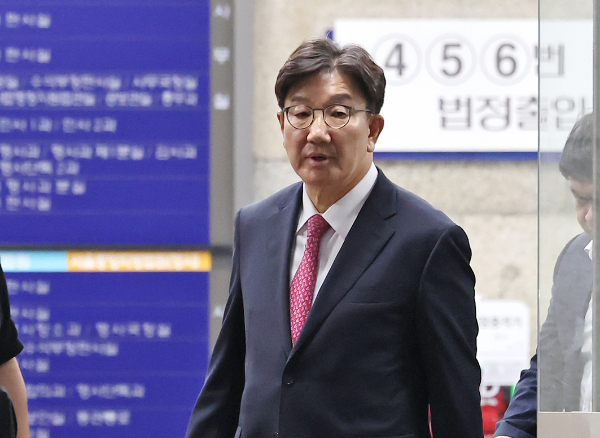 권성동 국민의힘 의원이 추석을 맞아 자신의 지역구 유권자들에게 옥중 메시지를 보냈다. 사진은 권성동 국민의힘 의원이 지난 16일 오후 서울 서초구 중앙지방법원에서 '통일교 불법 정치자금 수수' 의혹(정치자금법 위반 혐의) 관련 구속 전 피의자 심문(영장실질심사)를 마치고 법원을 나서는 모습. /사진=뉴스1