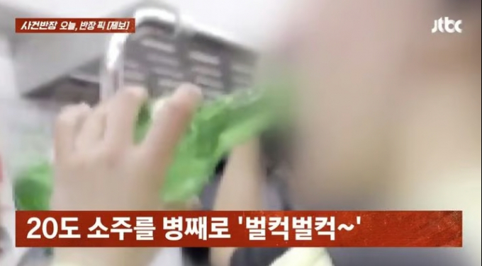 지난달 27일 오후 10시 30분쯤 서울 지하철 2호선에서 한 여성이 가방에서 소주병을 꺼내 병째로 마시는 모습이 목격됐다./사진=JTBC '사건반장' 방송화면 캡처. 