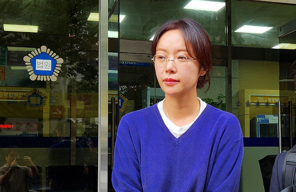 자신이 100% 지분을 보유한 회사의 자금 43억원을 횡령한 혐의를 받아 온 배우 황정음의 징역형 집행유예가 확정됐다. 사진은 배우 황정음이 지난달 25일 제주시 이도2동 제주지방법원에서 취재진 질문에 대답하는 모습. /사진=뉴스1
