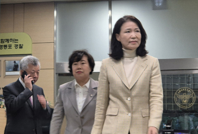  이진숙 전 방송통신위원장이 4일 오후 서울 영등포경찰서에서 석방돼 귀가하고 있다. 이날 체포적부심사 심문을 진행한 법원은 이 전 위원장의 청구를 인용했다./사진=뉴스1 신윤하 기자