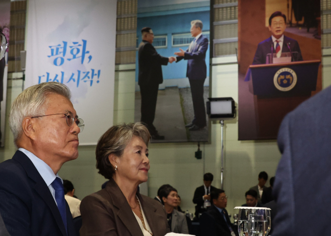 문재인 전 대통령과 김정숙 여사가 19일 경기도 파주 캠프 그리브스에서 열린 9.19 평양공동선언 남북군사합의 7주년 기념식 및 2025 한반도 평화주간 개막식에 참석해 있다./사진=뉴시스 