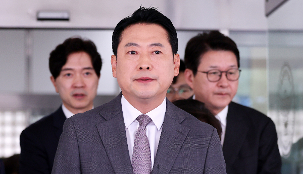 장동혁 국민의힘 대표가 이재명 대통령 부부의 TV예능 프로그램 녹화 일정을 일갈했다. 사진은 장동혁 국민의힘 대표가 지난 3일 서울 영등포구 영등포경찰서에서 이진숙 전 방통위원장 체포에 대한 항의방문을 마친 뒤 이동하는 모습. /사진=뉴스1